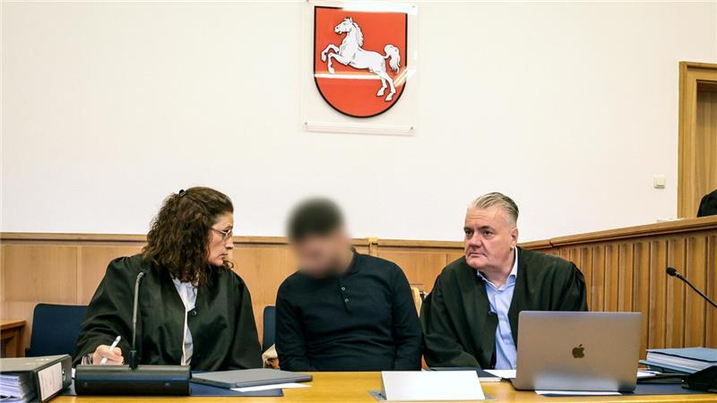 Stader Clan-Krieg: Miris wollten den Al-Zeins ein hohes Blutgeld zahlen Der 34-jährige Angeklagte (Mitte) sitzt zu Prozessbeginn zwischen seinen Anwälten Dinah Busse (links) und Dirk Meinicke in einem Verhandlungssaal des Landgerichts. Dem Angeklagten wird vorgeworfen, im März 2024 einen 35-Jährigen mit einem Messerstich in den Kopf getötet zu haben.