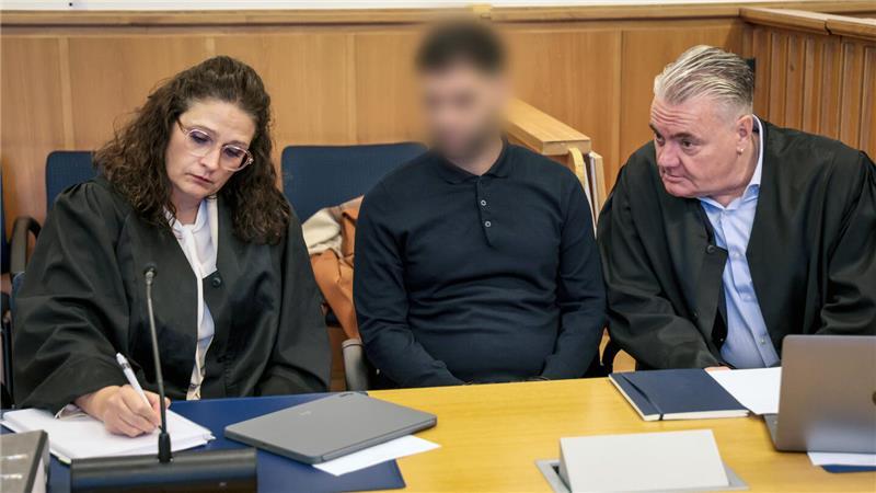 Tödliche Messerattacke in Stade: Polizisten kämpfen mit den Erinnerungen Der 34-jährige Angeklagte Mustafa M. sitzt zu Prozessbeginn zwischen seinen Anwälten Dinah Busse (links) und Dirk Meinicke in einem Verhandlungssaal des Landgerichts.