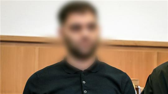 Der 34-jährige Angeklagte sitzt zu Prozessbeginn in einem Verhandlungssaal des Landgerichts. Dem Angeklagten wird vorgeworfen, im März 2024 einen 35-Jährigen mit einem Messerstich in den Kopf getötet zu haben. Hintergrund soll ein Streit zwischen zwei Großfamilien gewesen sein. 