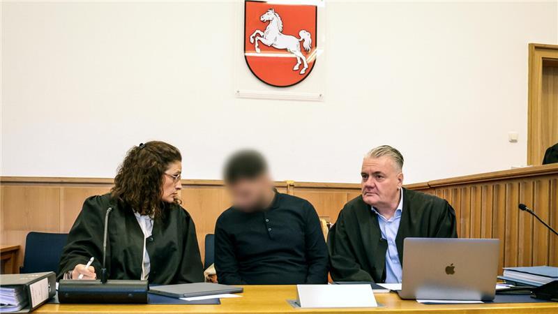 Clan-Prozess: Stader Richter wirft Zuschauer nach Drohung aus dem Gericht Der 34-jährige Angeklagte sitzt zu Prozessbeginn zwischen seinen Anwälten Dinah Busse und Dirk Meinicke.