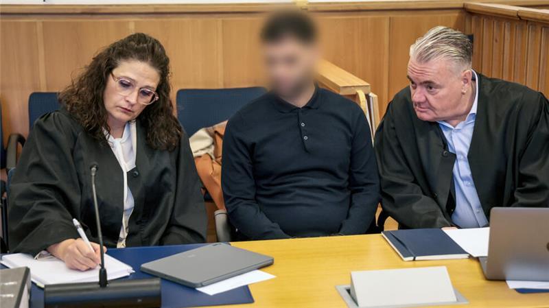 Clan-Prozess: Zeuge sagt trotz Sorge um Familie aus – Befangenheitsanträge Der 34-jährige Angeklagte sitzt zwischen seinen Anwälten Dinah Busse und Dirk Meinicke. Foto:dpa