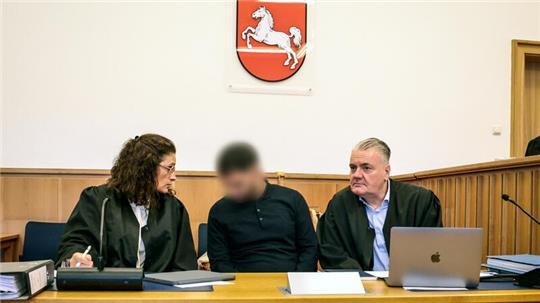 Der 34-jährige Angeklagte sitzt zwischen seinen Anwälten Dinah Busse und Dirk Meinicke im Schwurgerichtssaal.