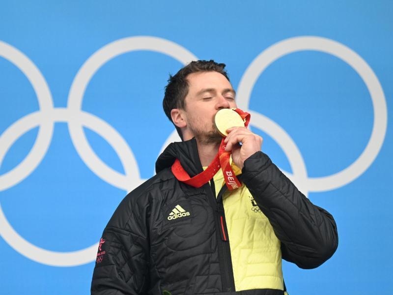 Der 35-jährige Rodler Johannes Ludwig feiert mit seiner Goldmedaille auf dem Podium. Foto: Robert Michael/dpa-Zentralbild/dpa