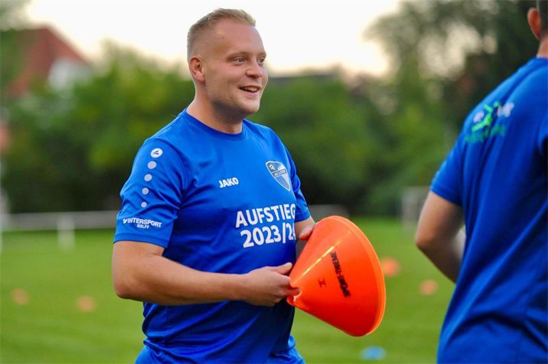 Zwischen Harry Kane und SG Lühe: Frithjof Hansen coacht Heimatverein Der 36-jährige Steffen Wilkens coacht den Kreisligisten SG Lühe.