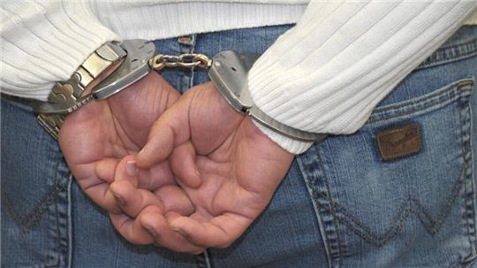 Der 37-Jährige sitzt nach seiner Festnahme in Untersuchungshaft.