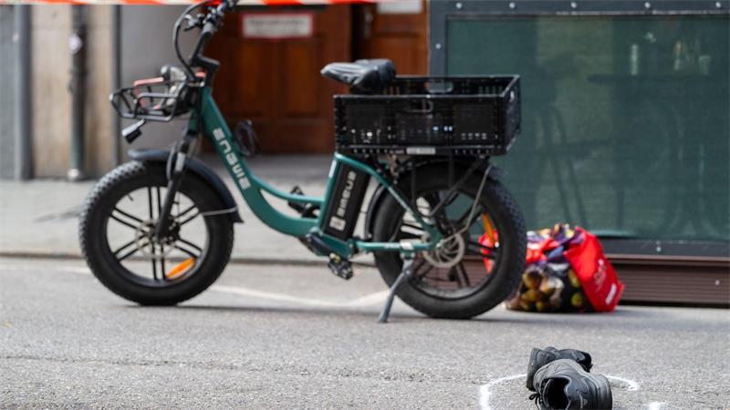 Der 37 Jahre alte Radfahrer sei wegen des Streits an einer Kreuzung in der Nähe des Karlsplatzes (Stachus) zunächst abgestiegen und zu dem Taxi hinter ihm gegangen, sagte eine Polizeisprecherin. 