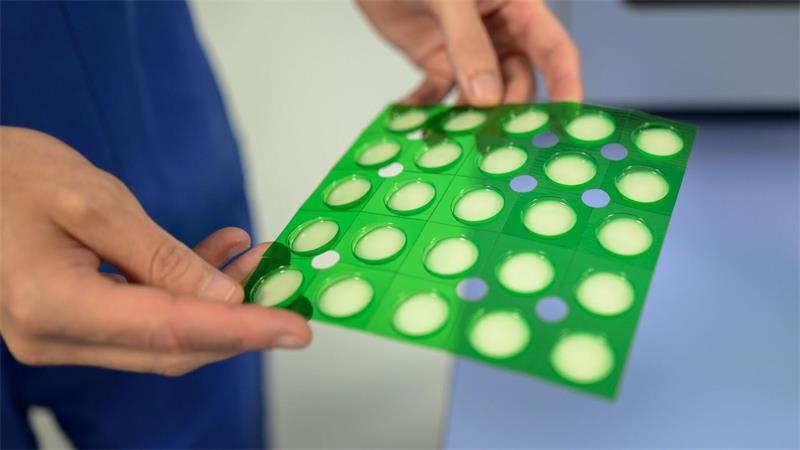 Der 3D-Arzneimitteldrucker kann bei einem Durchlauf bis zu 25 Tabletten herstellen. 
