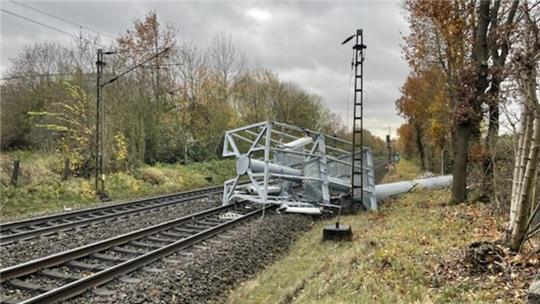 Der 40 Meter hohe Funkmast hat die Oberleitung beschädigt.