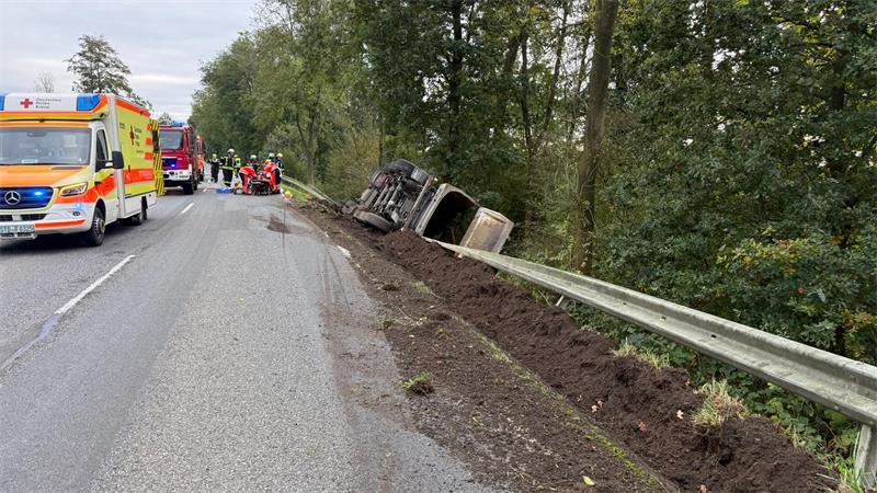 Lkw stürzt bei Neuland in Graben – Stundenlange Sperrung Der 40 Tonner muss am Nachmittag mit einem Spezialkran geborgen werden.