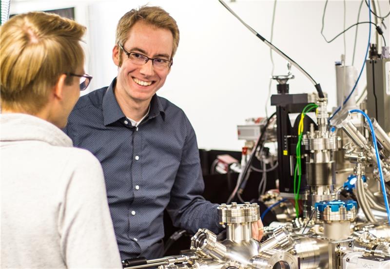 Der 40-jährige Physikprofessor Claus Ropers im Gespräch mit dem Doktoranden Jan Gerrit Horstmann in seinem Labor. Foto Gaida/ Universität Göttingen