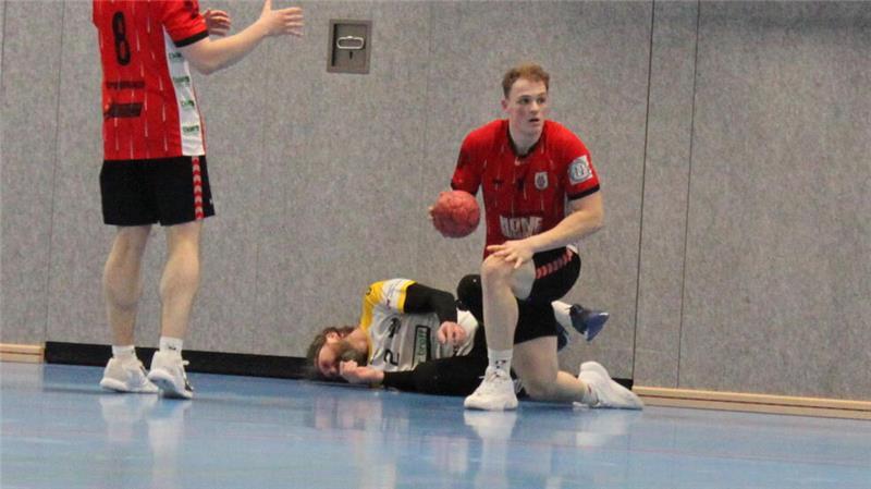 Der 41-jährige Brunkowski hat so ein Handballspiel tagelang in den Knochen, vor allem, wenn er wie hier bei einem Zweikampf in die Bande knallt.