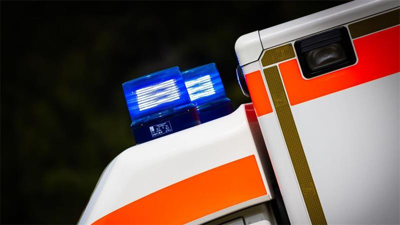 Der 43-Jährige wurde mit oberflächlichen Verletzungen in ein Krankenhaus gebracht. (Symbolbild)