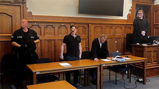 Der 43-jährige Stader Vater (Mitte) der seinen 15-jährigen Sohn im Drogenhandel einspannte, bei der Urteilsverkündung. Rechts neben ihm sein Rechtsanwalt Lars Zimmermann.