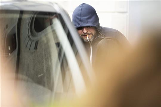 Der 44-jährige Juri Garawski aus Belarus steht während einer Pause vor dem Gericht in St. Gallen.