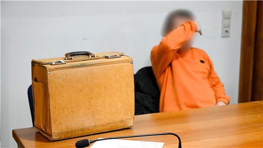 Der 46-jährige Angeklagte sitzt vor Prozessbeginn im Gerichtssaal.