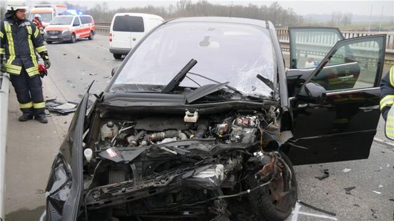 Schwerer Unfall auf B495: Autofahrer auf Ostebrücke verletzt Der 47-jährige Fahrer des Citroën C4 wird schwer verletzt mit Notarztbegleitung in eine Spezialklinik nach Hamburg-Harburg gefahren.