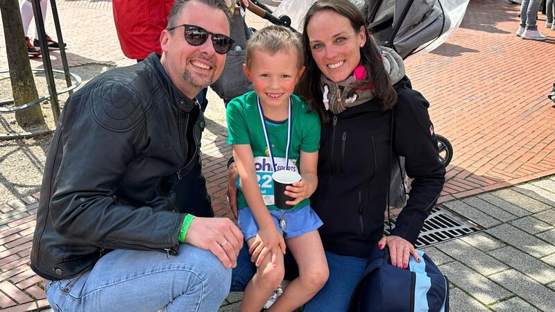 Mehr als 900 Läufer machen mit: Sport, Spaß und Musik in Harsefeld Der 5-jährige Paul ist die ganzen 900 Meter beim Bambinilauf durchgelaufen und war mit als einer der ersten im Ziel. Vater Daniel und Mutter Jule sind stolz auf den kleinen Sportler.