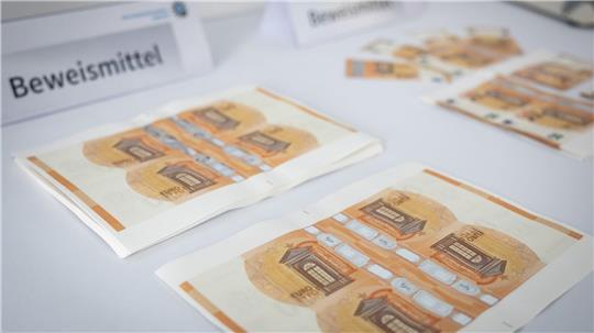 Der 50-Euro-Schein wird am häufigsten gefälscht: 33.956 Stück zählte die Bundesbank in Deutschland im Jahr 2025. Das war fast die Hälfte aller Euro-Blüten hierzulande. (Archivbild)