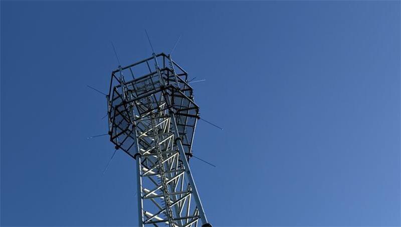 Der 51 Meter hohe Mobilfunkturm steht in der Gemeinde Sauensiek auf einem Feld zwischen Wiegersen und Revenahe-Kammerbusch.
