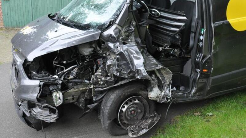 Der 51-jährige Fahrer des Ford Transits wurde bei dem Unfall im Kreis Rotenburg schwer verletzt.