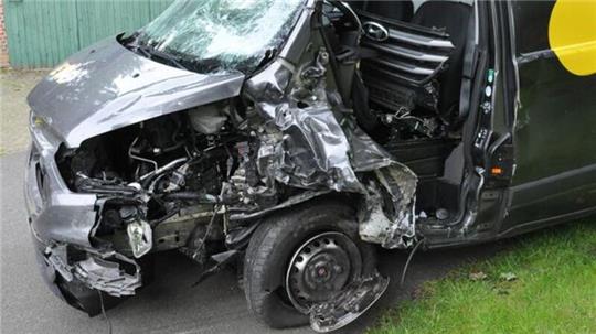 Der 51-jährige Fahrer des Ford Transits wurde bei dem Unfall im Kreis Rotenburg schwer verletzt.