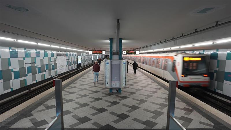 Der 52-Jährige starb noch an der U-Bahn-Haltestelle. (Archivbild)