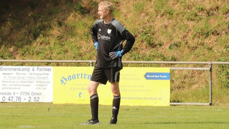 Der 52-jährige Bargstedter Trainer Maik Ohlandt musste ins Tor, konnte aber die erste Niederlage nicht verhindern.