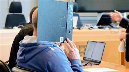 Der 53-Jährige steht wegen zweifachen Mordes vor dem Landgericht Kiel. (Archivbild)