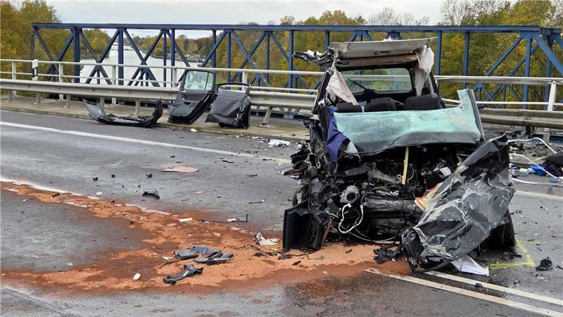 Unfall auf Kanalbrücke: 53-Jähriger weiter in Lebensgefahr Der 53-Jährige wurde aus dem Wrack geborgen und kämpft weiterhin im Krankenhaus um sein Leben. (Archivbild)