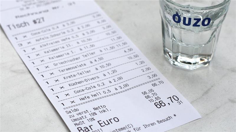 182.000 Euro veruntreut: Restaurant-Besitzer schuldig gesprochen Der 53 Jahre alte Angeklagte führt ein griechisches Restaurant in Cuxhaven. Symbolfoto: Karl-Josef Hildenbrand/dpa