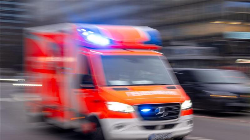 Der 54-Jährige wurde mit schweren Verletzungen in ein Krankenhaus gebracht. (Symbolbild)