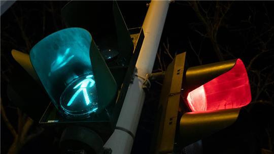 Der 55 Jahre alte Autofahrer soll das Rotlicht zu spät bemerkt haben. (Symbolbild)