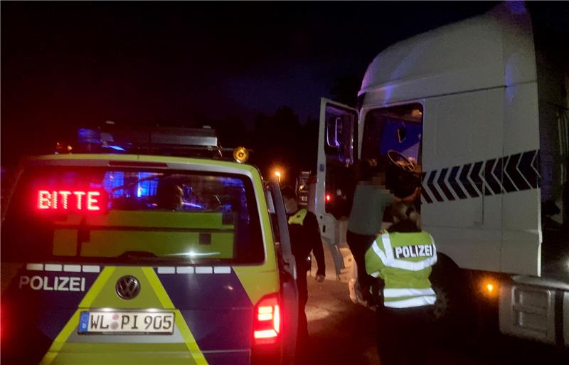 Polizei stoppt Lkw-Fahrer mit 2,7 Promille auf der A 1 Der 57 Jahre alte Fahrer hatte in seinem Zustand sichtlich Probleme, seine Fahrerkabine zu verlassen. Fotos: Polizeiinspektion Rotenburg