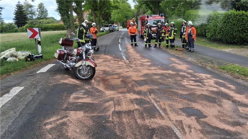 Motorrad kollidiert mit Familienauto in Wingst - Zwei Kinder verletzt Der 57-jährige Motorradfahrer kommt auf regennasser Fahrbahn von der Fahrbahn ab. Dann kommt es zur Kollision mit einem Auto.