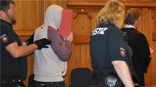 Der 59-Jährige hat die Taten, derer er vor dem Landgericht angeklagt ist, gestanden.