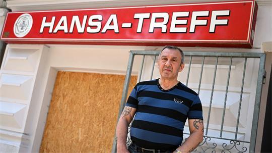 Der 60-Jährige sammelte knapp 1.000 Unterschriften für ein Alkoholkonsumverbot im Viertel.
