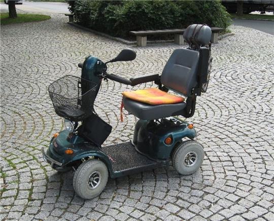 Der 60-Jährige war mit einem Krankenfahrstuhl (Symbolbild) unterwegs. Foto: dpa-Zentralbild