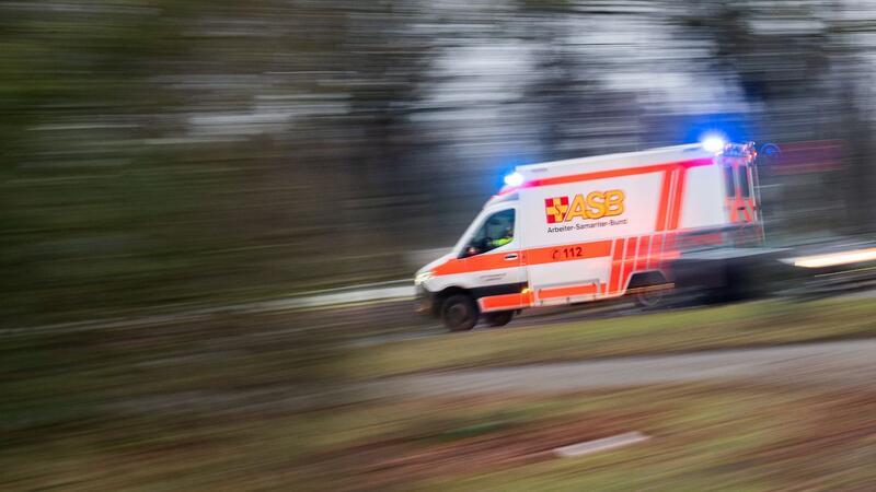 Der 61 Jahre alte Pilot und der 64 Jahre alte Copilot seien bei dem Unfall am Mittwochabend unverletzt geblieben.