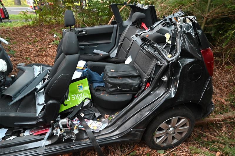 Beim Überholen überschätzt: 63-Jähriger aus diesem Wrack schwer verletzt geborgen Der 63-Jährige war auf dem Weg in Richtung Verden. Foto: Polizei