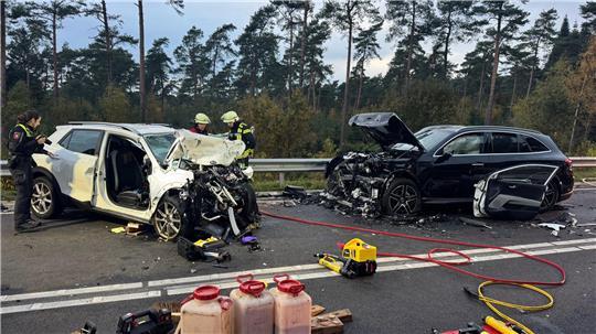 Der 63-jährige Autofahrer starb am Unfallort, die Familie aus dem anderen Wagen wurde ins Krankenhaus gebracht.