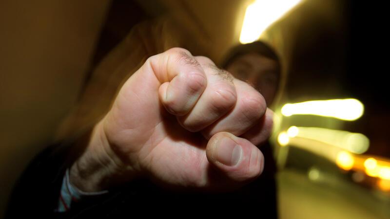 Bepöbelt und attackiert: Jugendliche greifen 64-Jährigen an Der 64-Jährige aus Horneburg wurde bei dem Angriff verletzt.