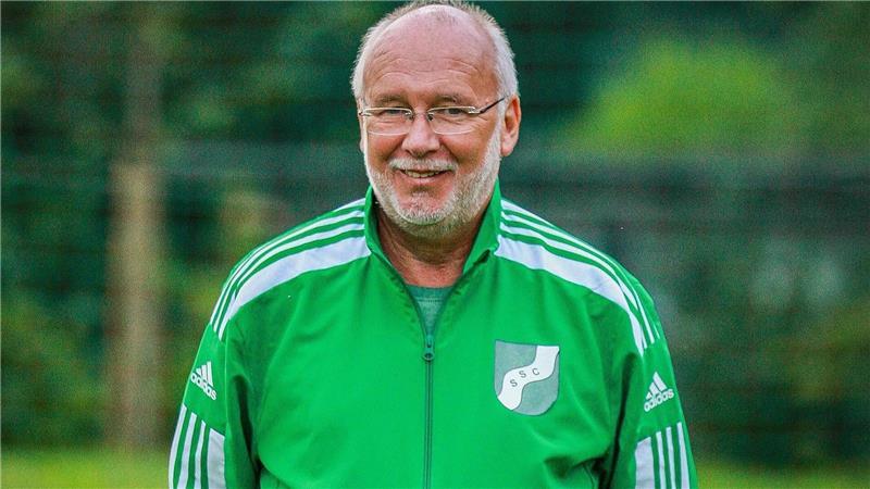 Amateurtrainer im Kreis Stade: Ohne die Liebe zum Fußball geht es nicht Der 68-jährige Uwe Duchow ist seit 35 Jahren am Stück für zahlreiche Vereine tätig.