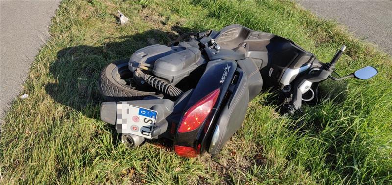 Ein Unfall führt zum nächsten: Mehrere Verletzte im Stadermoor Der 69-Jährige fuhr mit seinem Roller auf das Auto des Ersthelfers auf. Foto: Polizei Stade