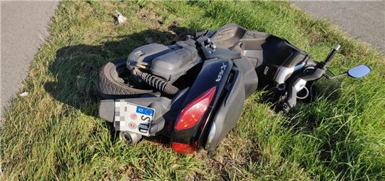 Der 69-Jährige fuhr mit seinem Roller auf das Auto des Ersthelfers auf. Foto: Polizei Stade