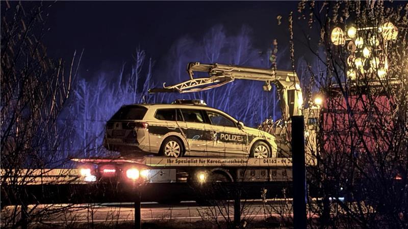Ein Polizeiwagen steht auf einem Abschleppfahrzeug.