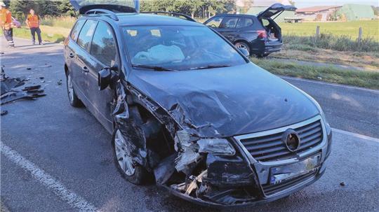 Der 74 Jahre alte Mercedes-Fahrer hatte die 29 Jahre alte Frau im VW Passat beim Abbiegen übersehen. Foto: Lange