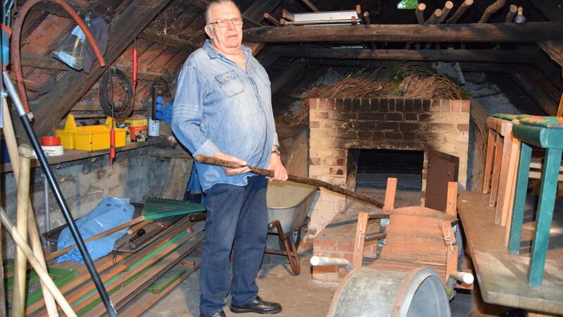 Der Ehrenamtliche Dieter Büttner am Ofen in der Backstube des Vereins Wassermühle Ovelgönne.