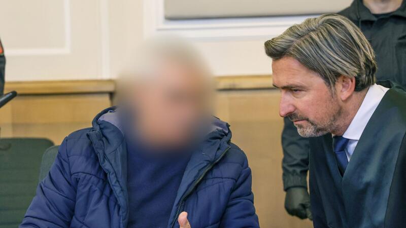 Zu viel Lärm? 82-Jähriger erschießt Nachbarsjungen (16) im Wahn Der 82-jährige Angeklagte neben seinem Verteidiger im Landgericht Osnabrück.