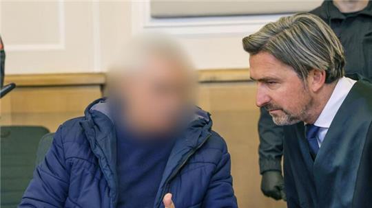 Der 82-jährige Angeklagte neben seinem Verteidiger im Landgericht Osnabrück.