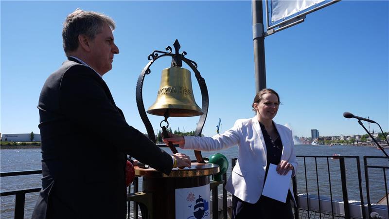 Der 837. Hamburger Hafengeburtstag wird durch das Läuten der Schiffsglocke des Museumsschiffes „Rickmer Rickmers“ eröffnet.